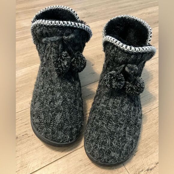 Muk Luks grey with winter pattern knit very soft lining booties/slippers 9/10 - Picture 1 of 8